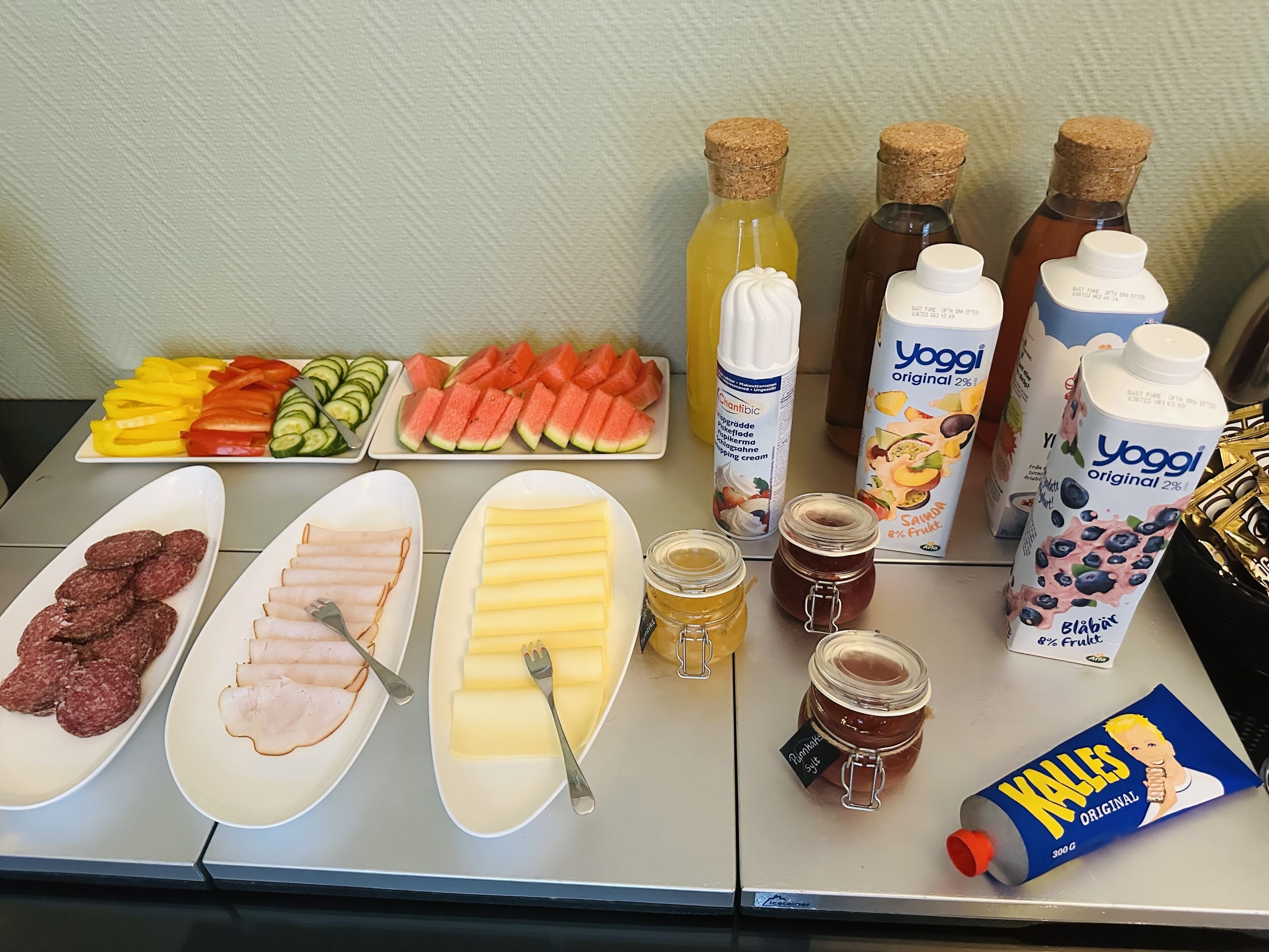 Ein reichhaltiges Frühstücksbuffet mit verschiedenen Speisen und Getränken.