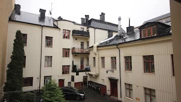 Dobbelt- eller tomannsrom – standard, delt bad | Utsikt mot gårdsplass