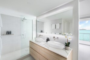 Designer toiletries, hair dryer, towels, soap - Grand Mercure Apartments Magnetic Island (Nelly Bay)