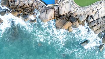4 outdoor pools, pool umbrellas, pool loungers