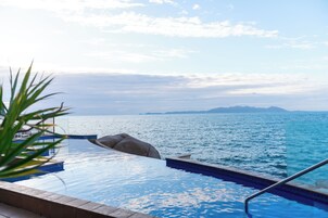 4 outdoor pools, pool umbrellas, sun loungers