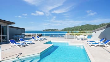 4 utendørsbassenger, bassengparasoller og solsenger