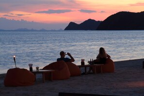 Sable blanc, chaises longues, parasols, serviettes de plage
