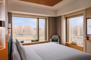 Free minibar, in-room safe, desk, laptop workspace - Hotel Okura Macau (Cotai)