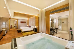 Separate tub and shower, free toiletries, hair dryer, bathrobes - Hotel Okura Macau (Cotai)