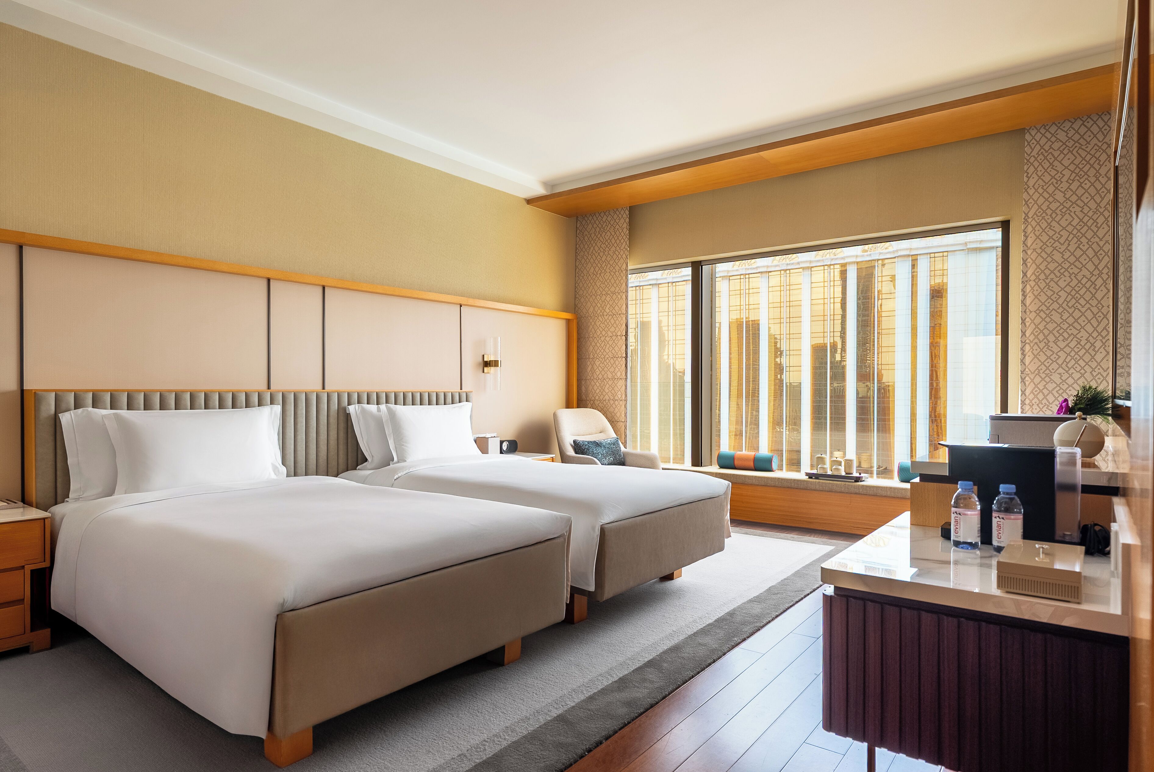 Kamar Deluks | Minibar gratis, brankas, meja kerja, dan ruang kerja ramah laptop