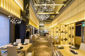 Breakfast, lunch, dinner served; international cuisine, pool views  - Hotel Okura Macau (Cotai)