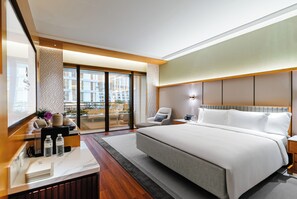 Minibar con artículos gratuitos y caja de seguridad en la habitación 