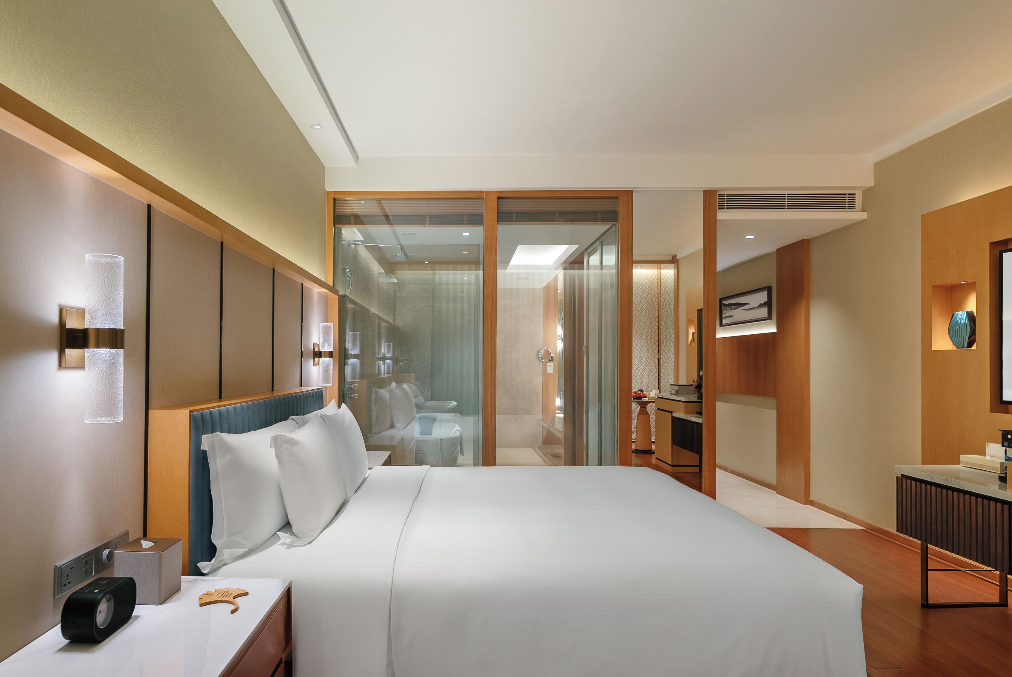 Kamar Deluks | Minibar gratis, brankas, meja kerja, dan ruang kerja ramah laptop