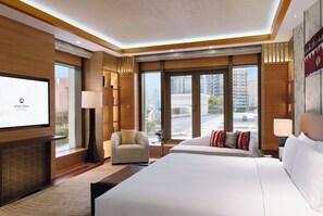 Free minibar, in-room safe, desk, laptop workspace - Hotel Okura Macau (Cotai)