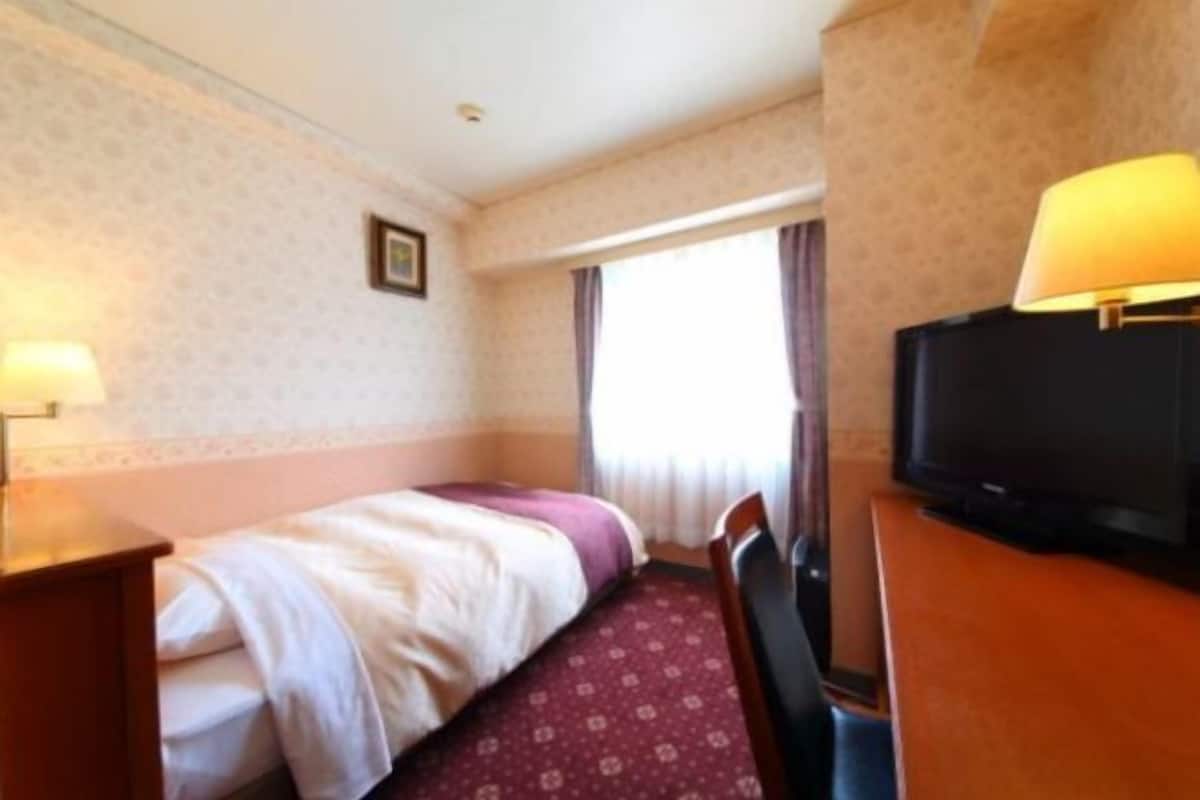 Een bureau, een laptopwerkplek, gratis wifi, beddengoed