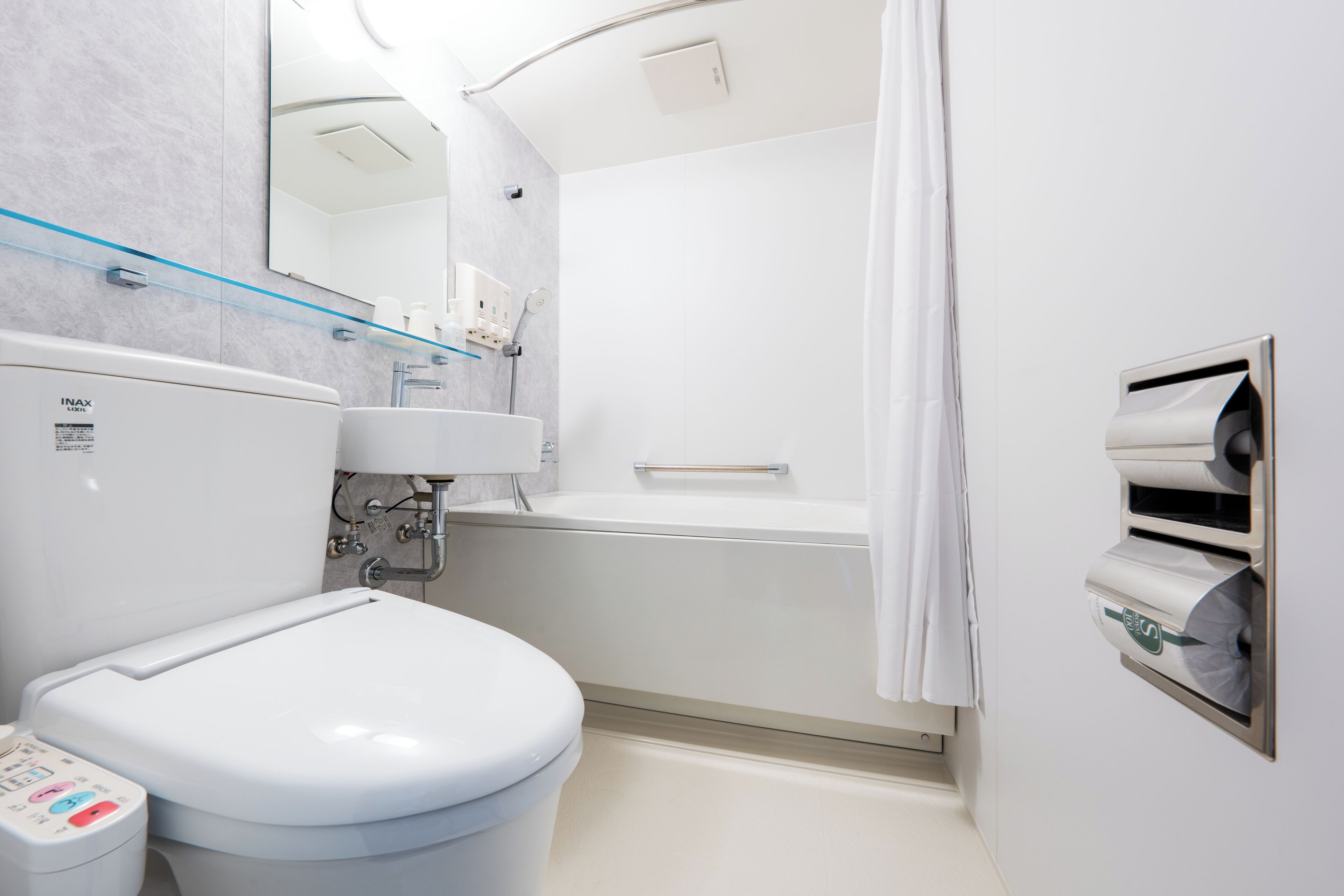 Un bagno moderno con servizi igienici, lavabo e vasca da bagno.