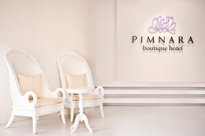 Lobby sitting area - Pimnara Boutique Hotel (Patong)