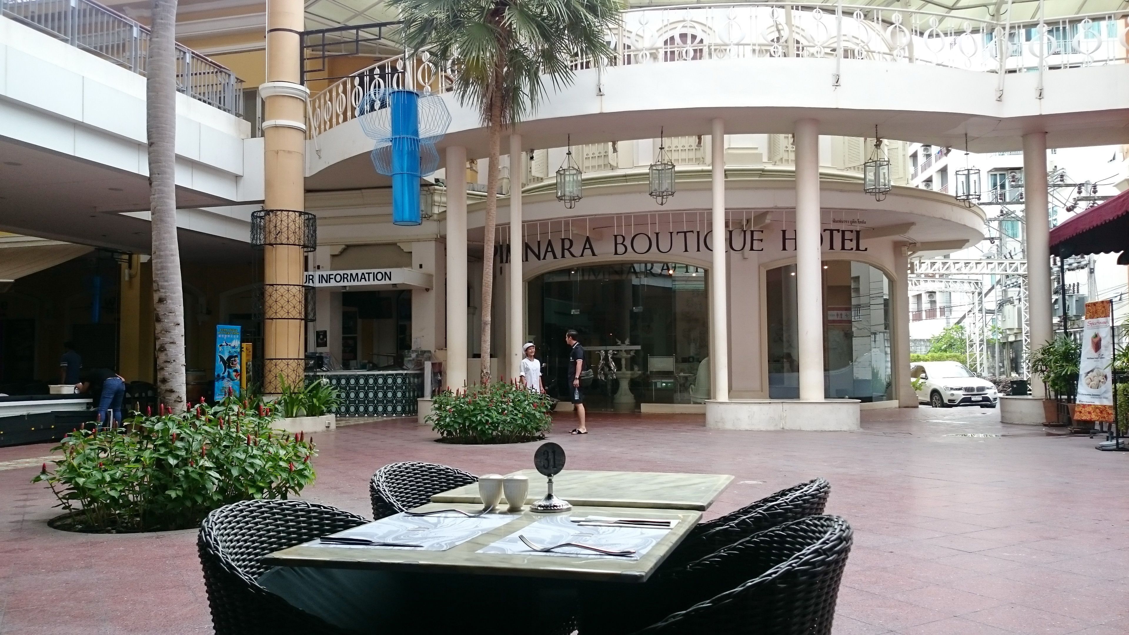 L’entrée d’un hôtel, avec une enseigne indiquant : « NARA BOUTIQUE HOTEL ».