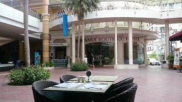 L’entrée d’un hôtel, avec une enseigne indiquant : « NARA BOUTIQUE HOTEL ».