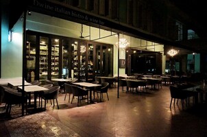 Petit déjeuner, déjeuner et dîner servis sur place