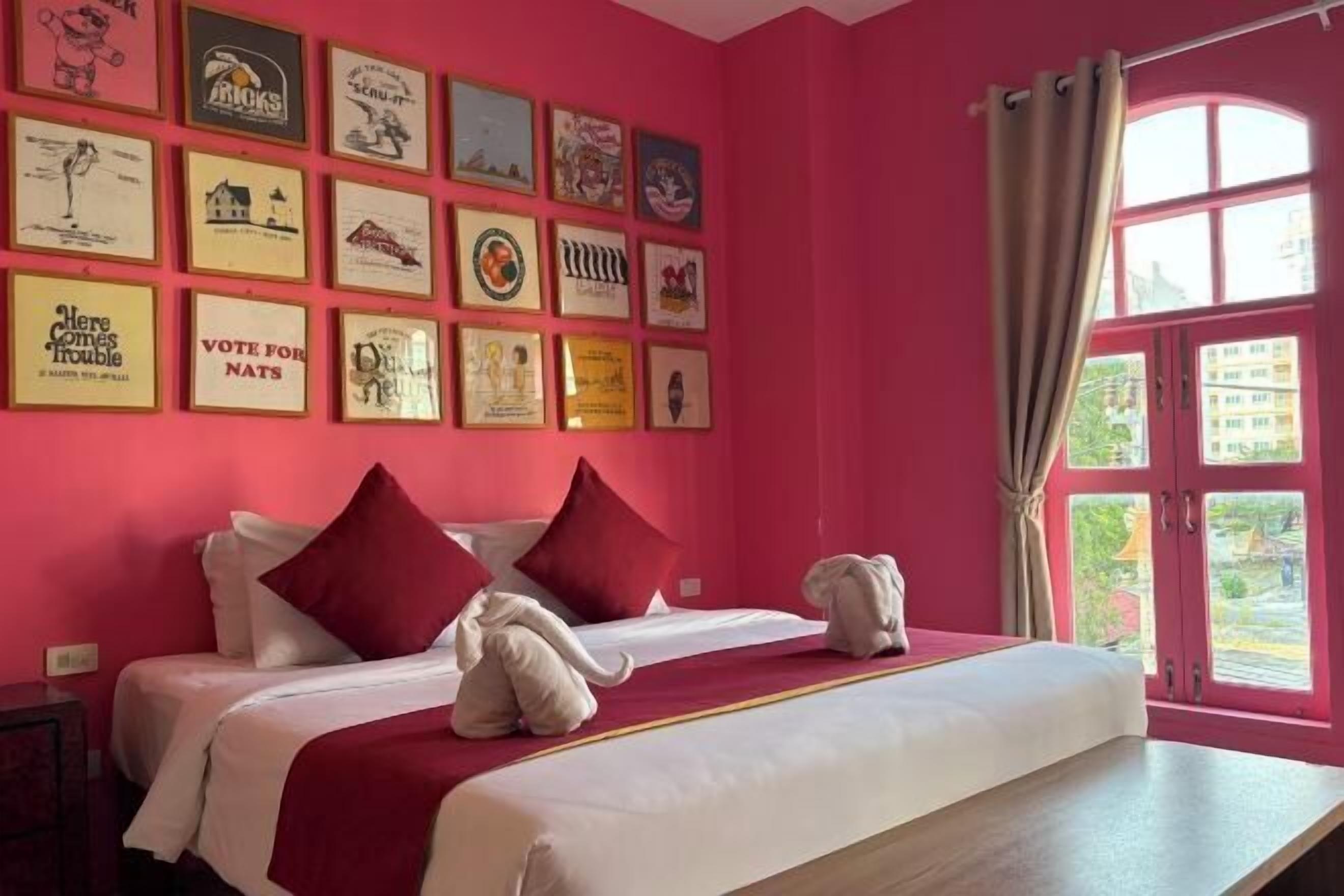 低反発ベッド、ミニバー、セーフティボックス (室内)、客室ごとに異なるインテリア