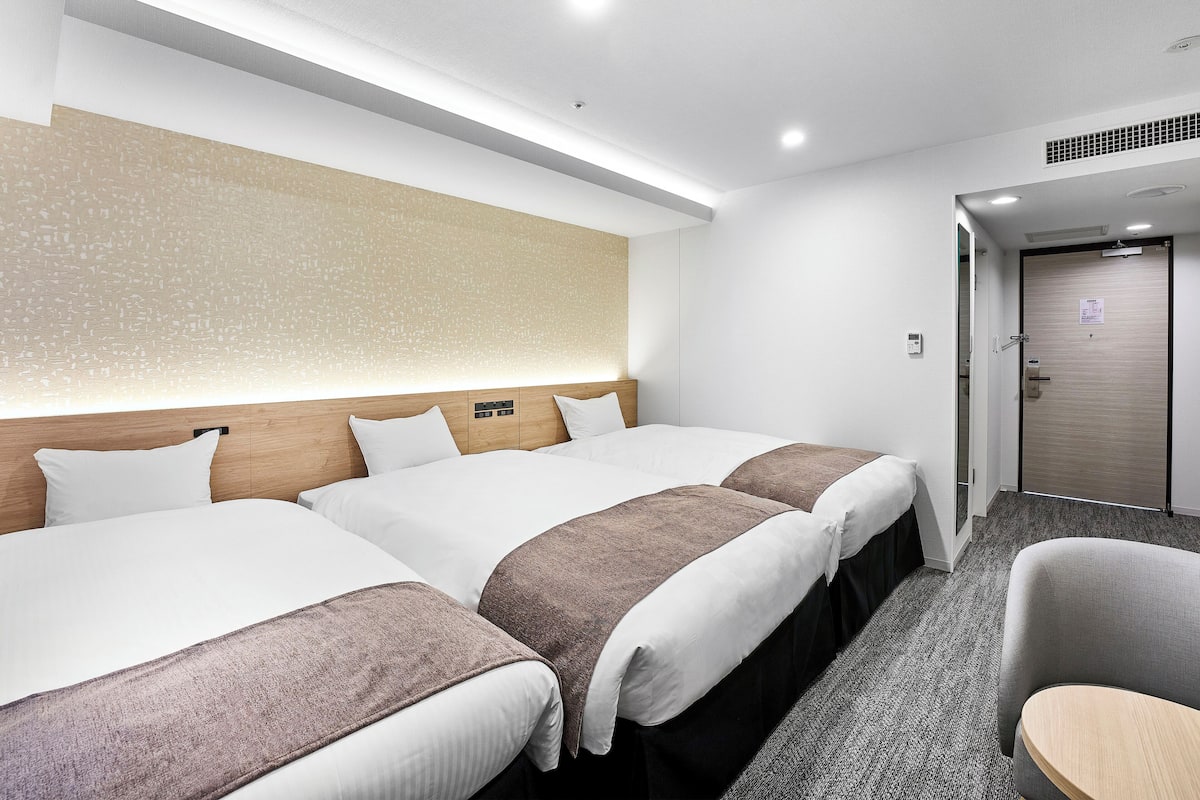 Cubrecamas, cortinas blackout y tabla de planchar con plancha