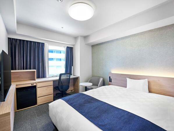 Daunenbettdecken, Verdunkelungsvorhänge, Bügeleisen/Bügelbrett