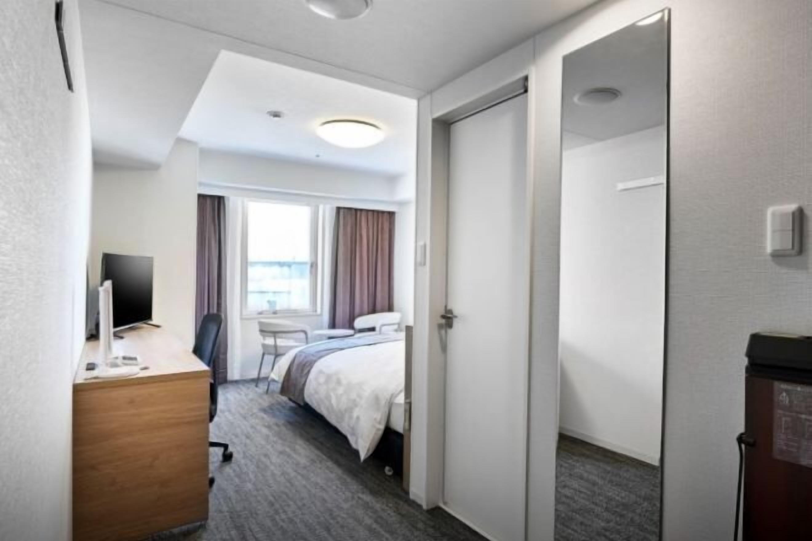 Daunenbettdecken, Verdunkelungsvorhänge, Bügeleisen/Bügelbrett