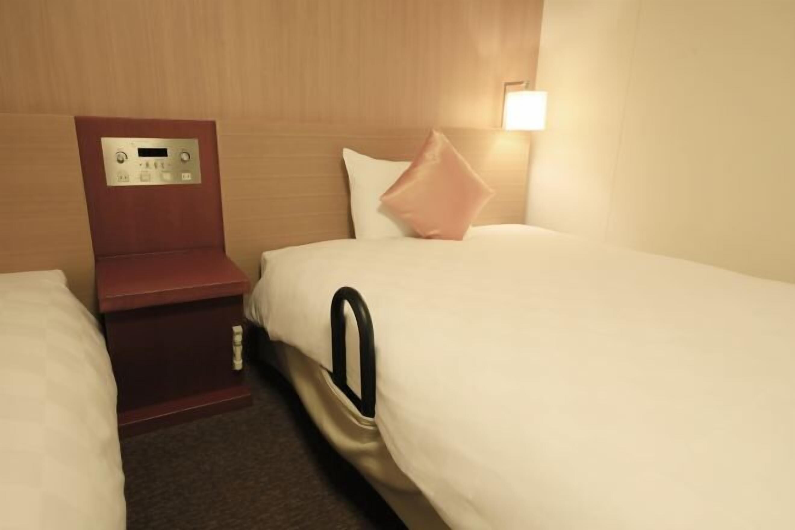 Daunenbettdecken, Verdunkelungsvorhänge, Bügeleisen/Bügelbrett