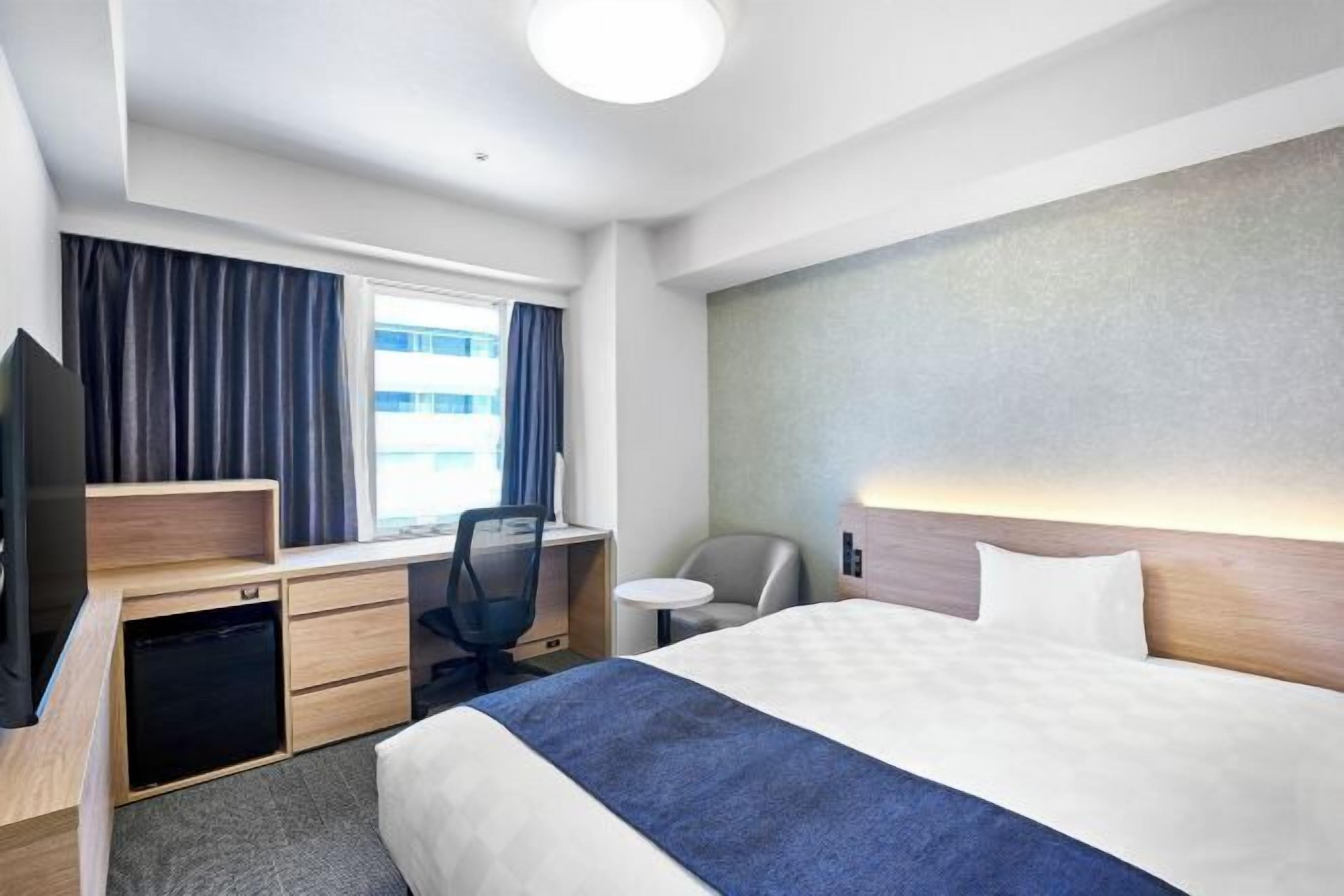 Daunenbettdecken, Verdunkelungsvorhänge, Bügeleisen/Bügelbrett