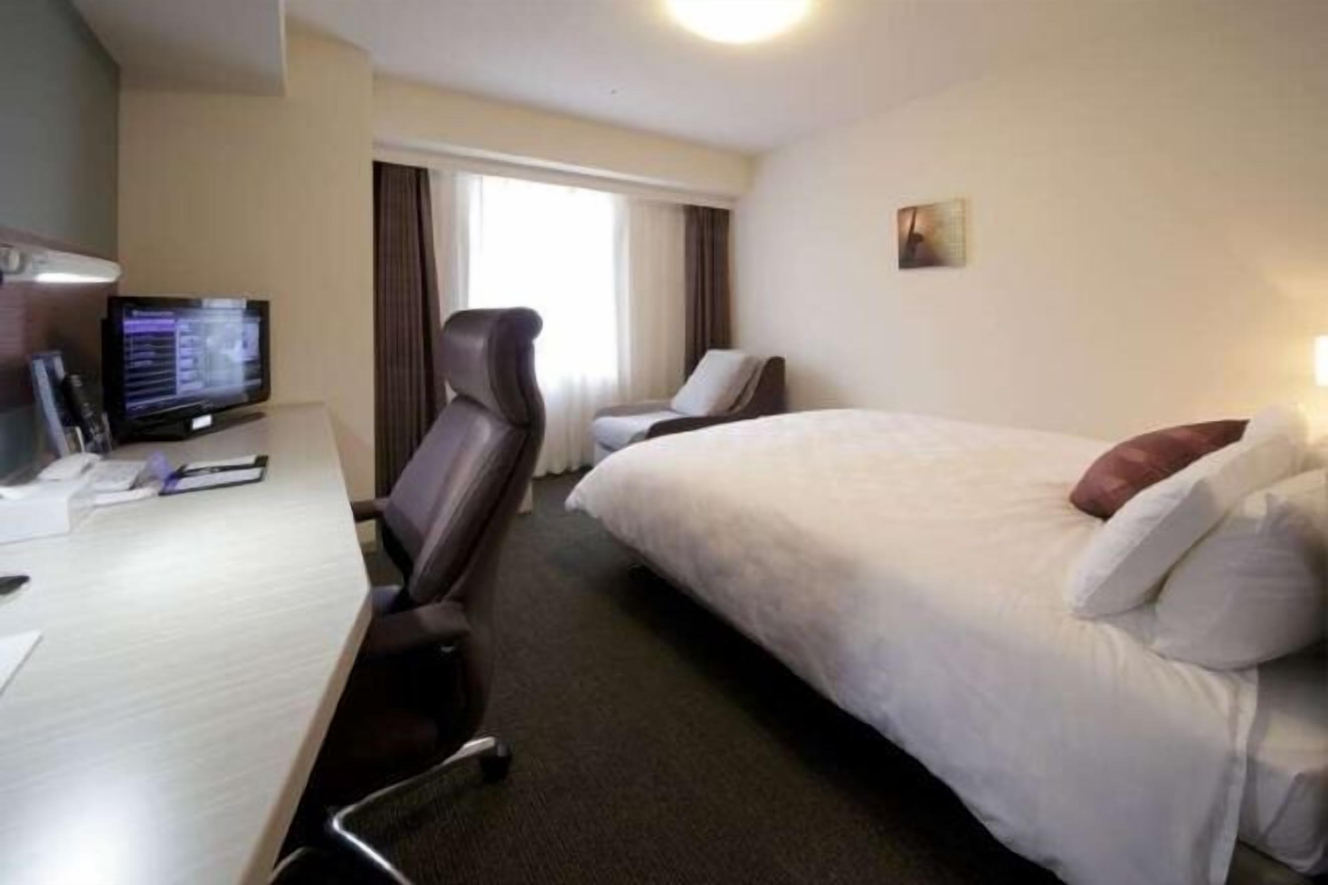 Daunenbettdecken, Verdunkelungsvorhänge, Bügeleisen/Bügelbrett