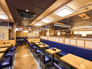 Desayuno buffet diario (JPY 1200 por persona)