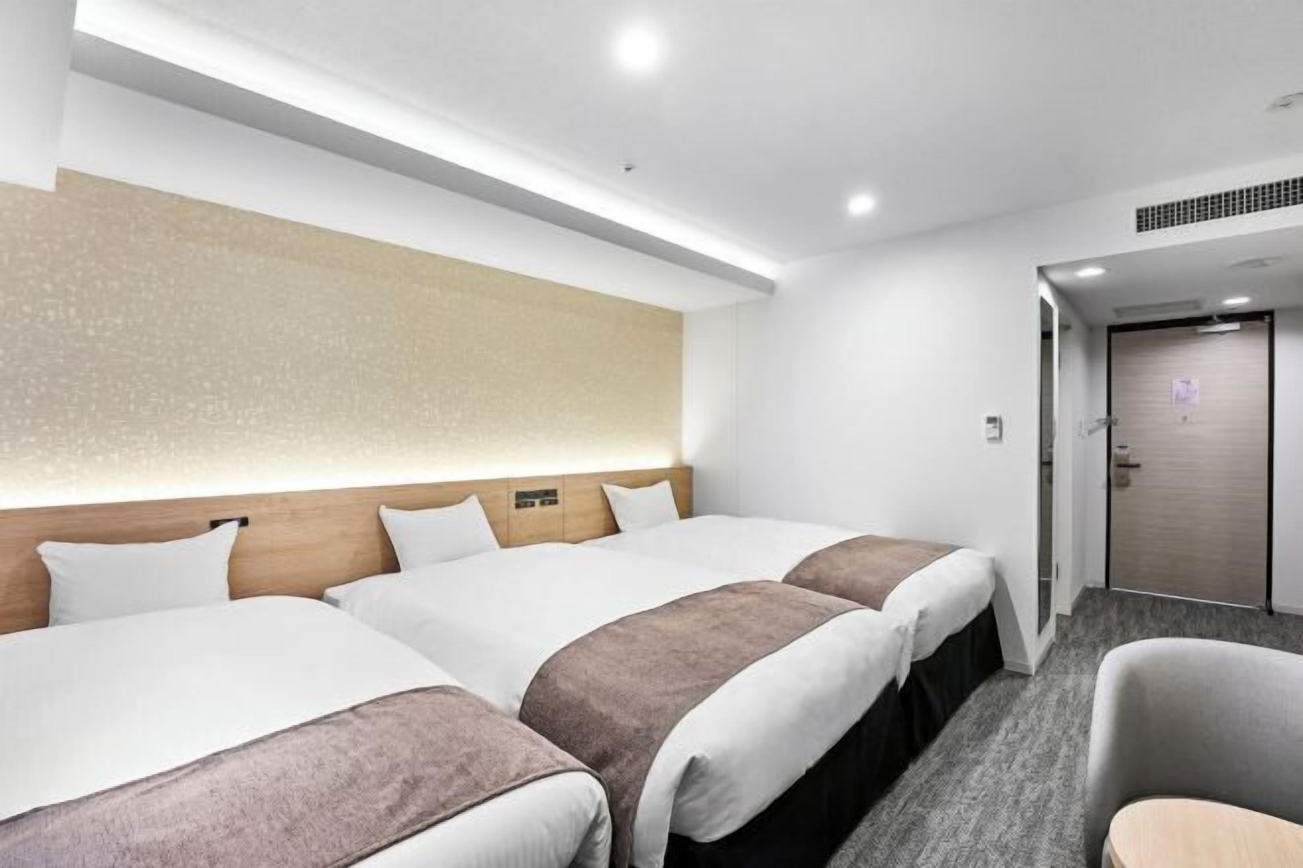 Daunenbettdecken, Verdunkelungsvorhänge, Bügeleisen/Bügelbrett