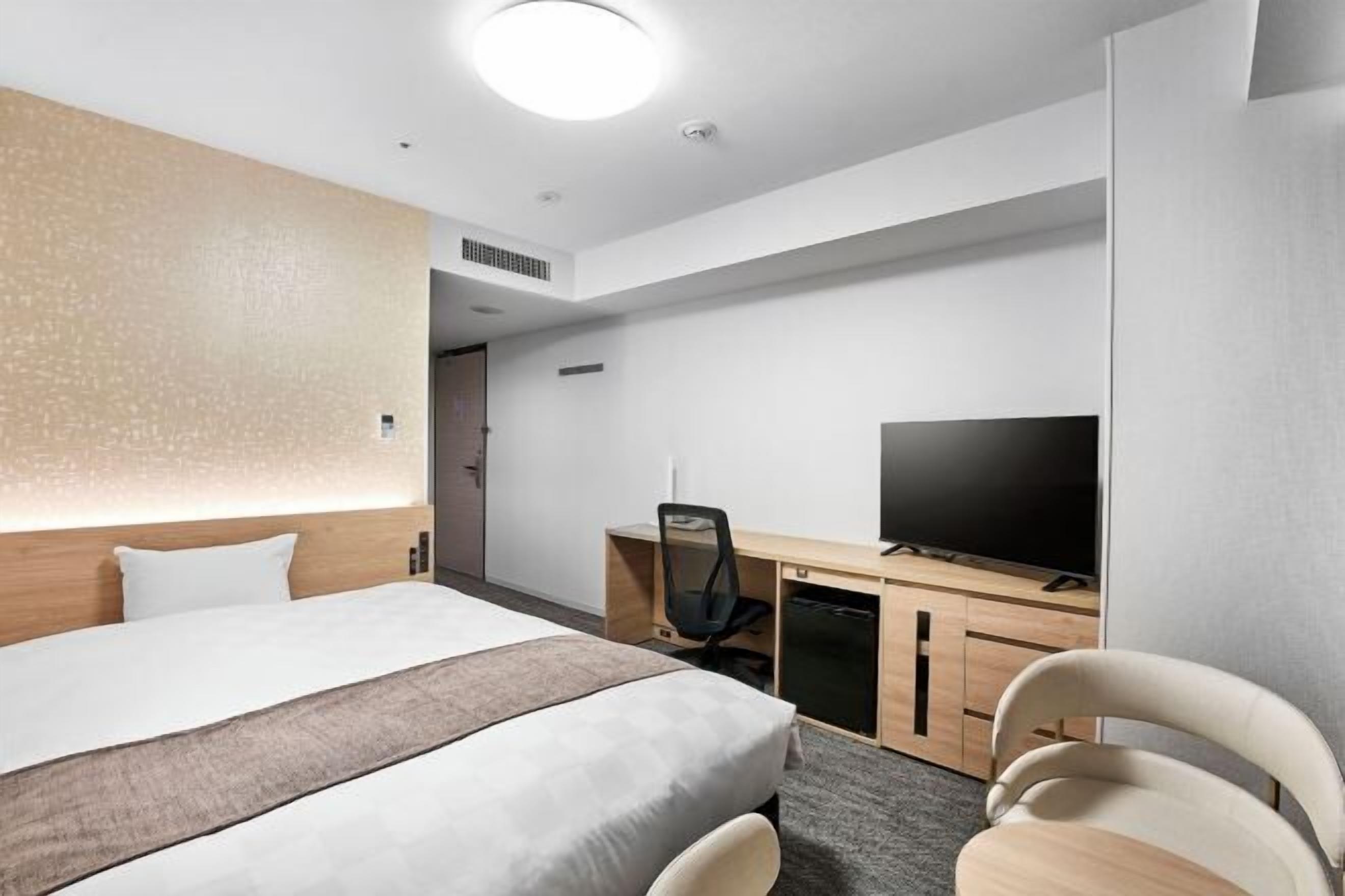 Daunenbettdecken, Verdunkelungsvorhänge, Bügeleisen/Bügelbrett