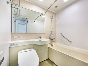 Duschwanne, kostenlose Toilettenartikel, Haartrockner, Hausschuhe