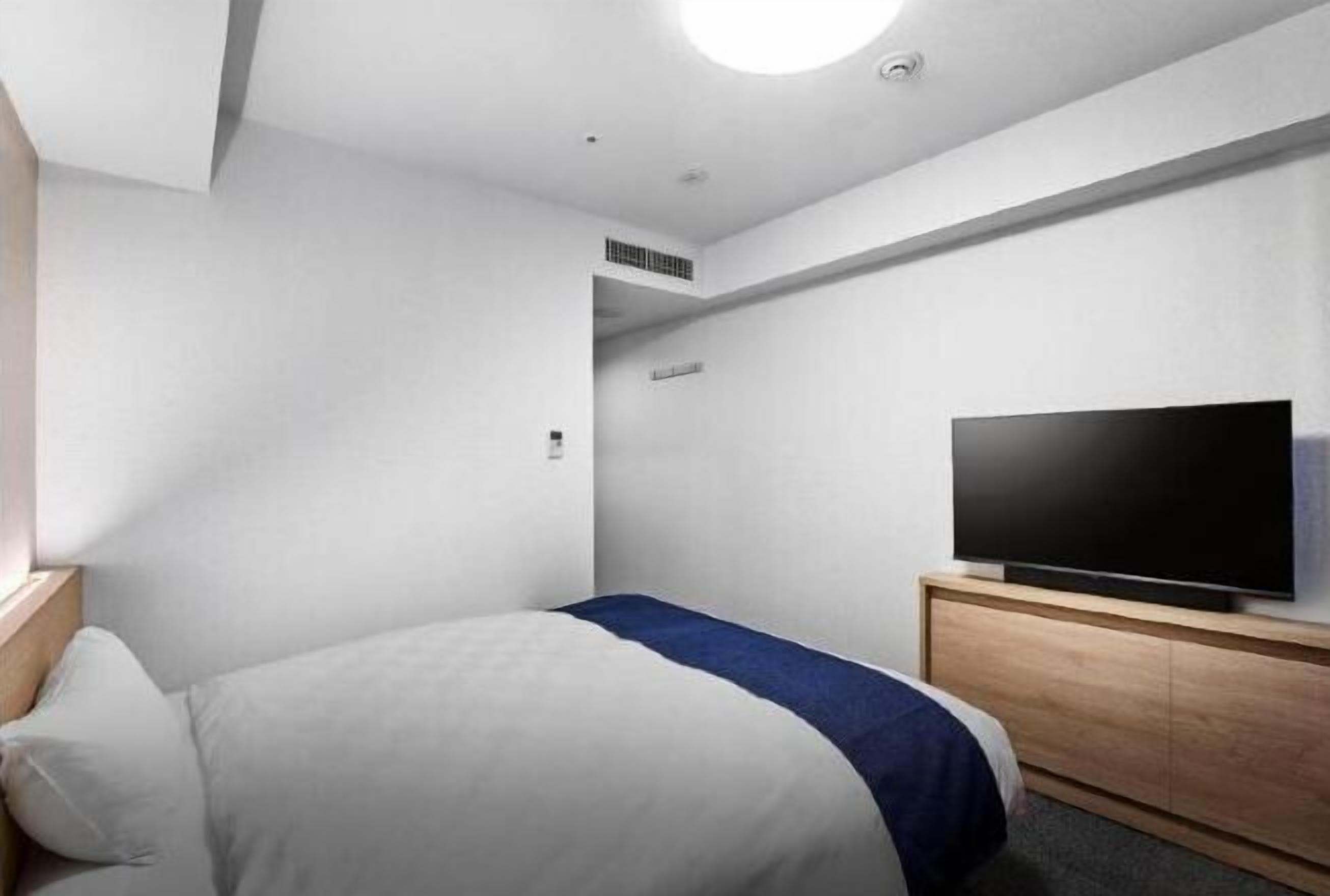 Daunenbettdecken, Verdunkelungsvorhänge, Bügeleisen/Bügelbrett