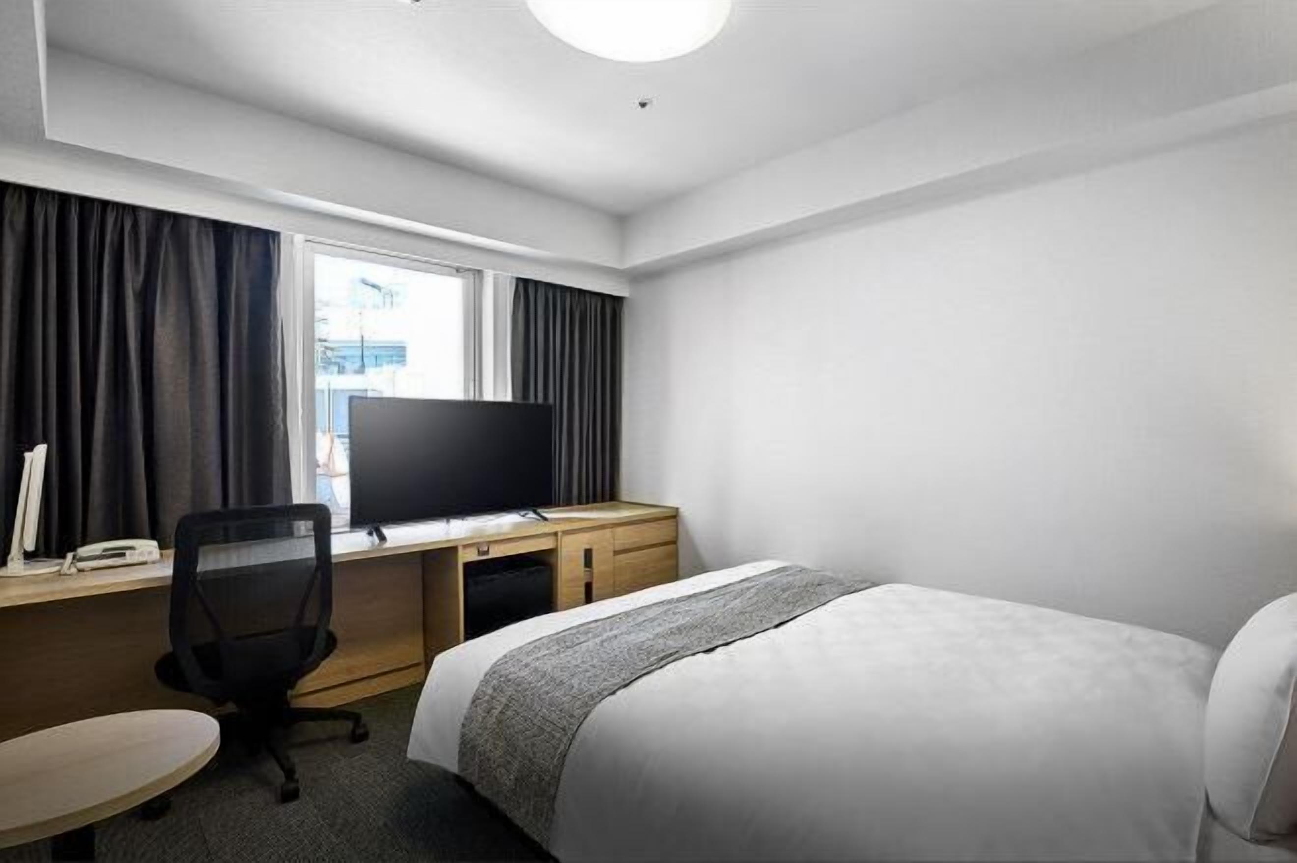 Daunenbettdecken, Verdunkelungsvorhänge, Bügeleisen/Bügelbrett