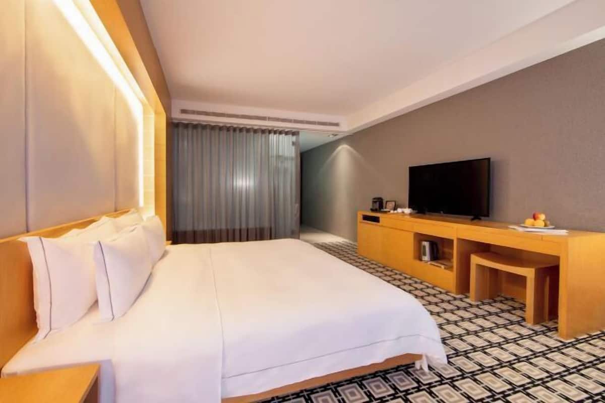 Premium bedding, down duvets, in-room safe, desk