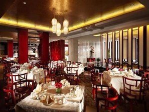 4 restaurants; breakfast, lunch, and dinner served