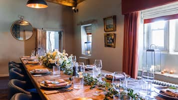 2 restaurants; lunch and dinner served