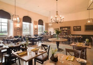 2 restaurants, lunch, dinner served; British cuisine  - Lord Crewe Arms (Consett)