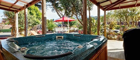Cottage, 3 Bedrooms | Private spa tub