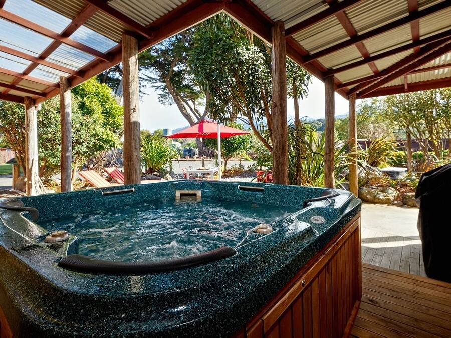 Cottage, 3 Bedrooms | Private spa tub