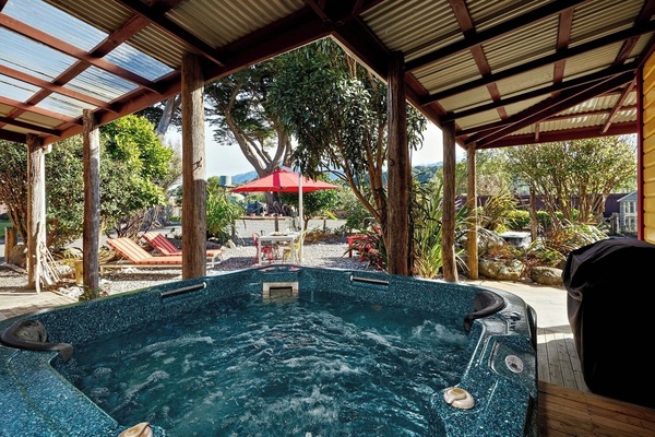 Outdoor spa tub
