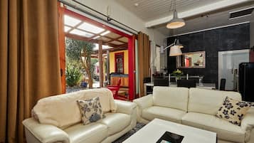 Casa de campo, 3 habitaciones | Zona de estar | Una televisión LCD, una chimenea, un reproductor de DVD