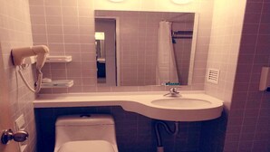 Đồ dùng nhà tắm miễn phí, máy sấy tóc, dép đi trong nhà 
