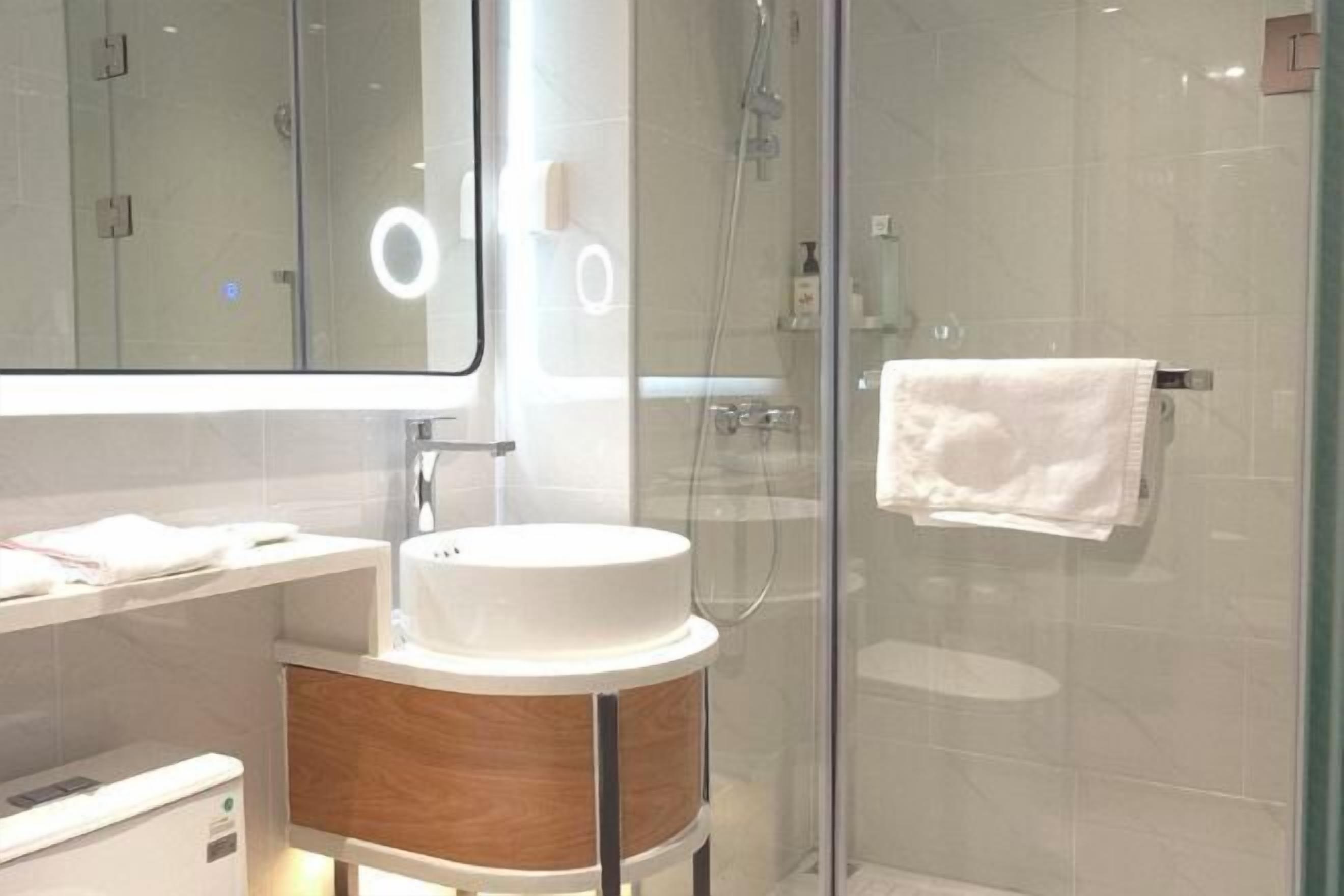 Tina con regadera, amenidades de baño gratuitas, secadora de cabello 