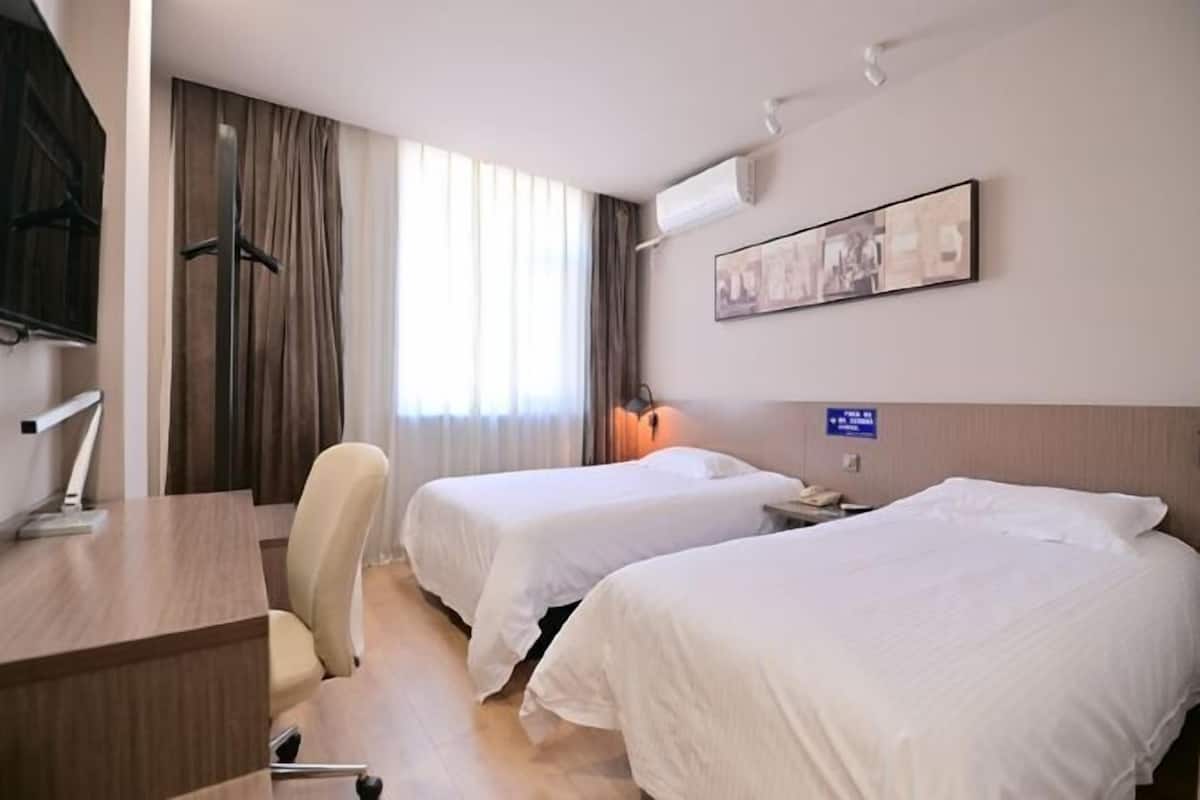 Caja de seguridad en la habitación, escritorio y cortinas blackout