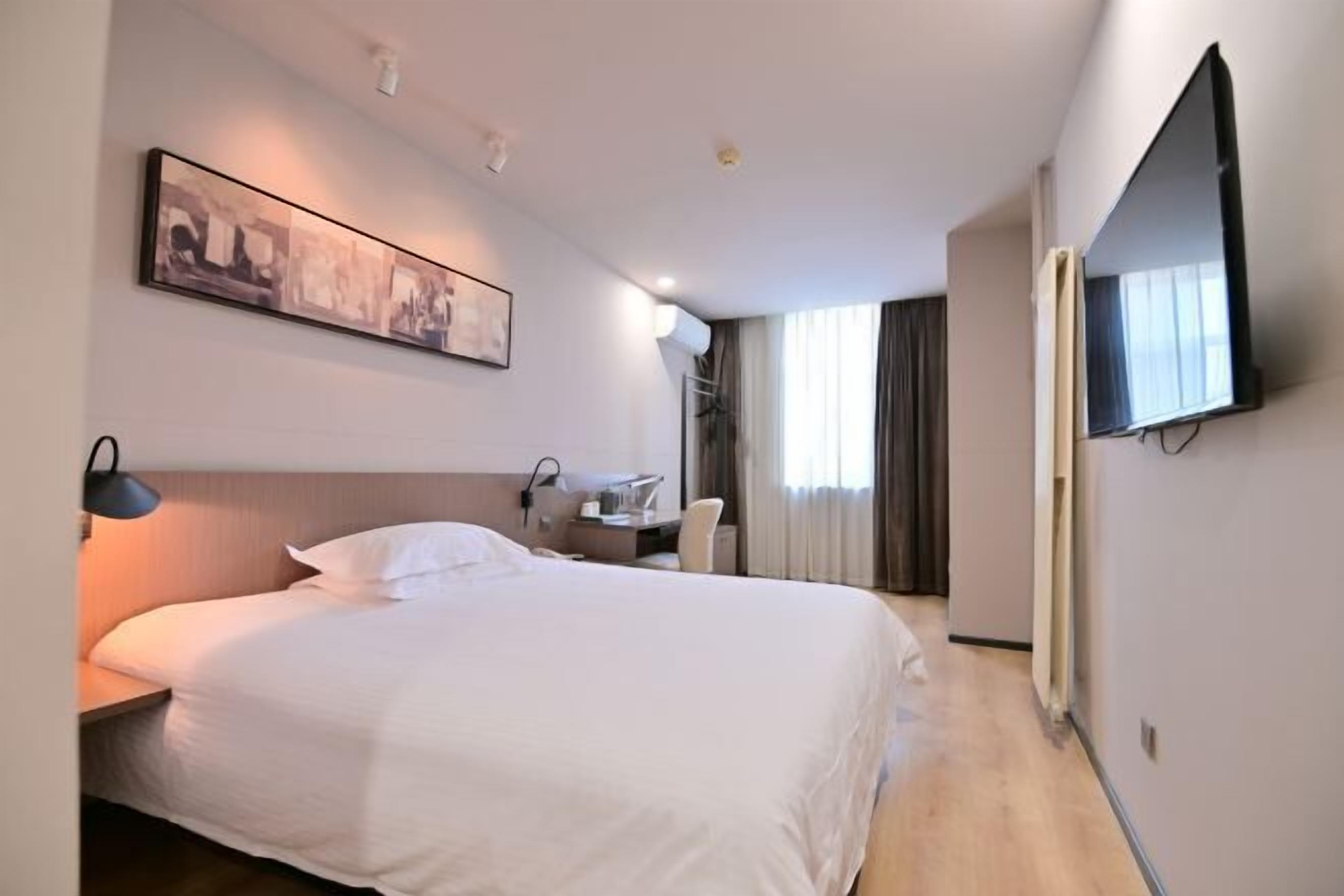 ตู้นิรภัยในห้องพัก, โต๊ะทำงาน, ผ้าม่านกันแสง, เตารีด/โต๊ะรีดผ้า