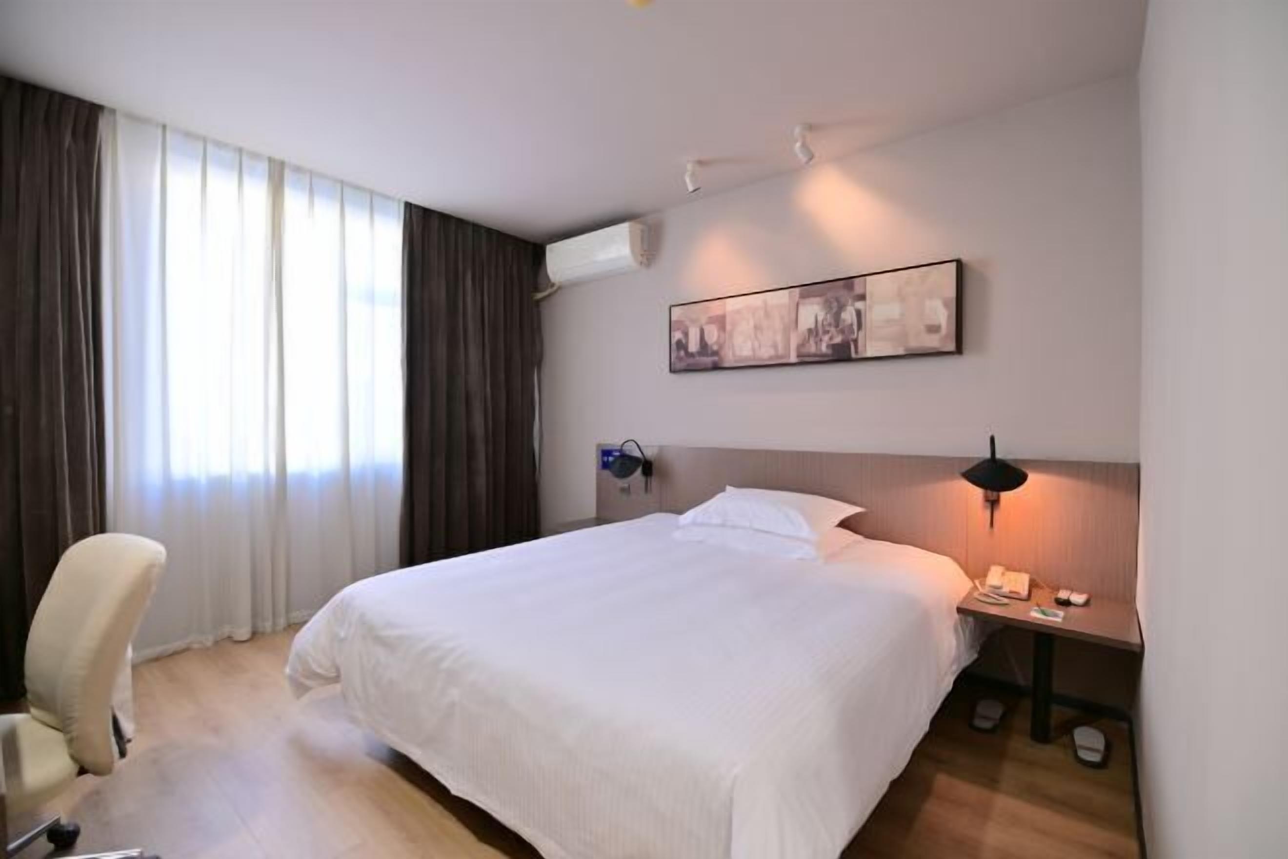 Safe på rommet, skrivebord, blendingsgardiner og strykejern/-brett