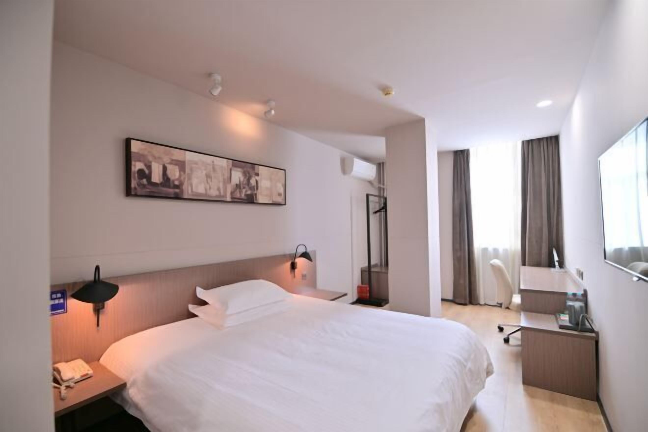 ตู้นิรภัยในห้องพัก, โต๊ะทำงาน, ผ้าม่านกันแสง, เตารีด/โต๊ะรีดผ้า