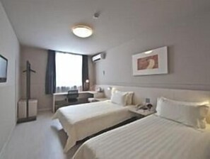 Escritorio, cortinas blackout y tabla de planchar con plancha 