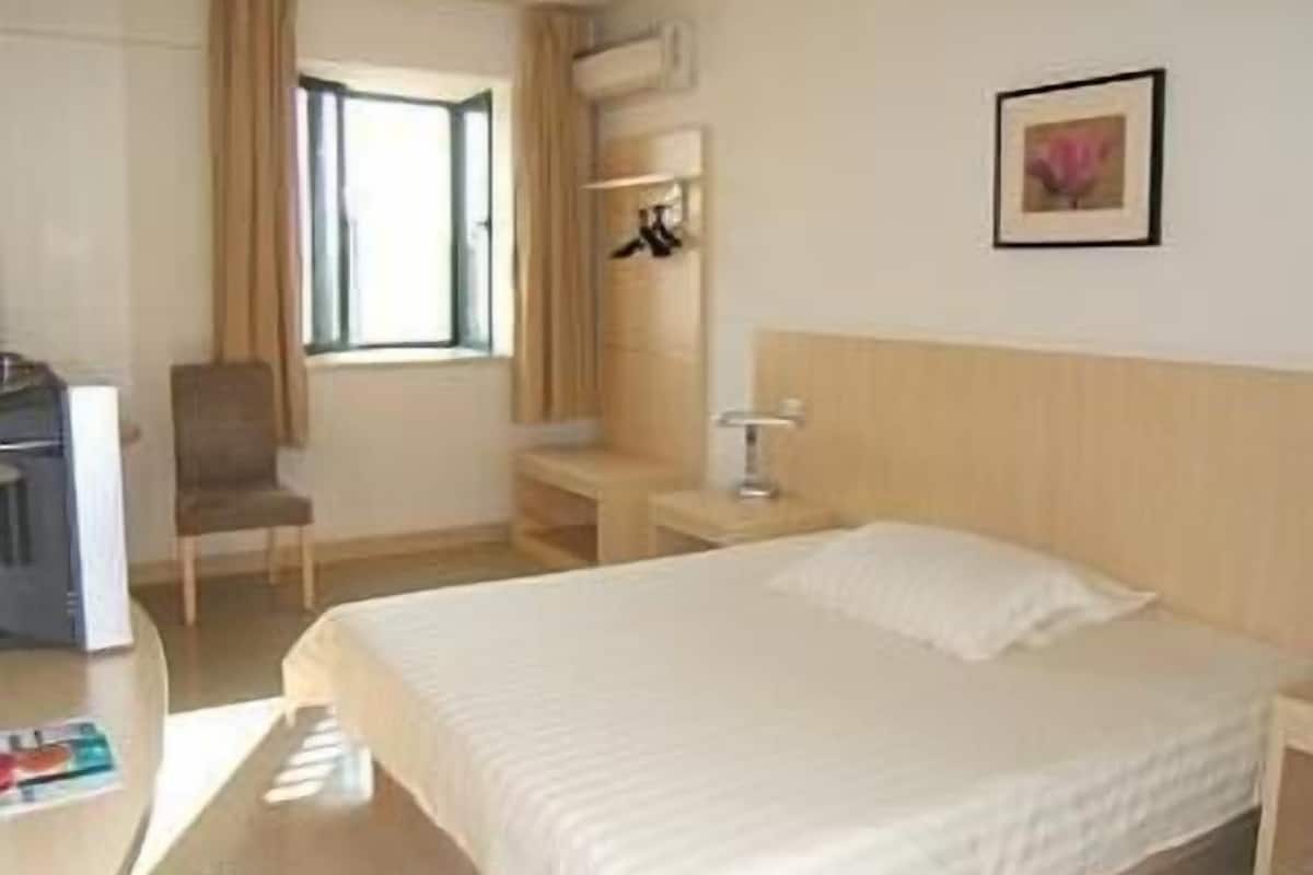Camera standard con letto matrimoniale | Una scrivania, tende oscuranti, ferro/asse da stiro, Wi-Fi gratuito