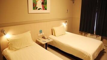 Meja, langsir/tirai gelap terus, seterika/papan seterika